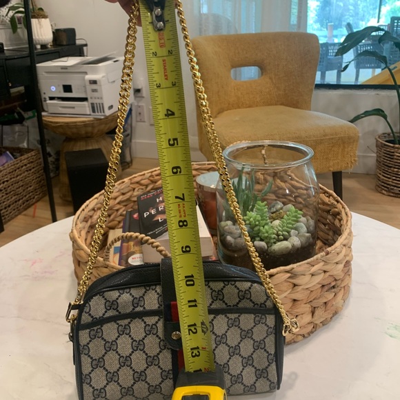 Vintage Gucci with removable should strap. - Picture 3 of 9
